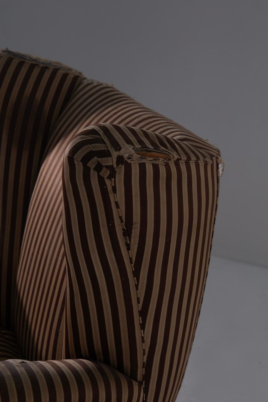 Osvaldo Borsani Rare Armchairs In Orignal Condition In Silk photo Furniture