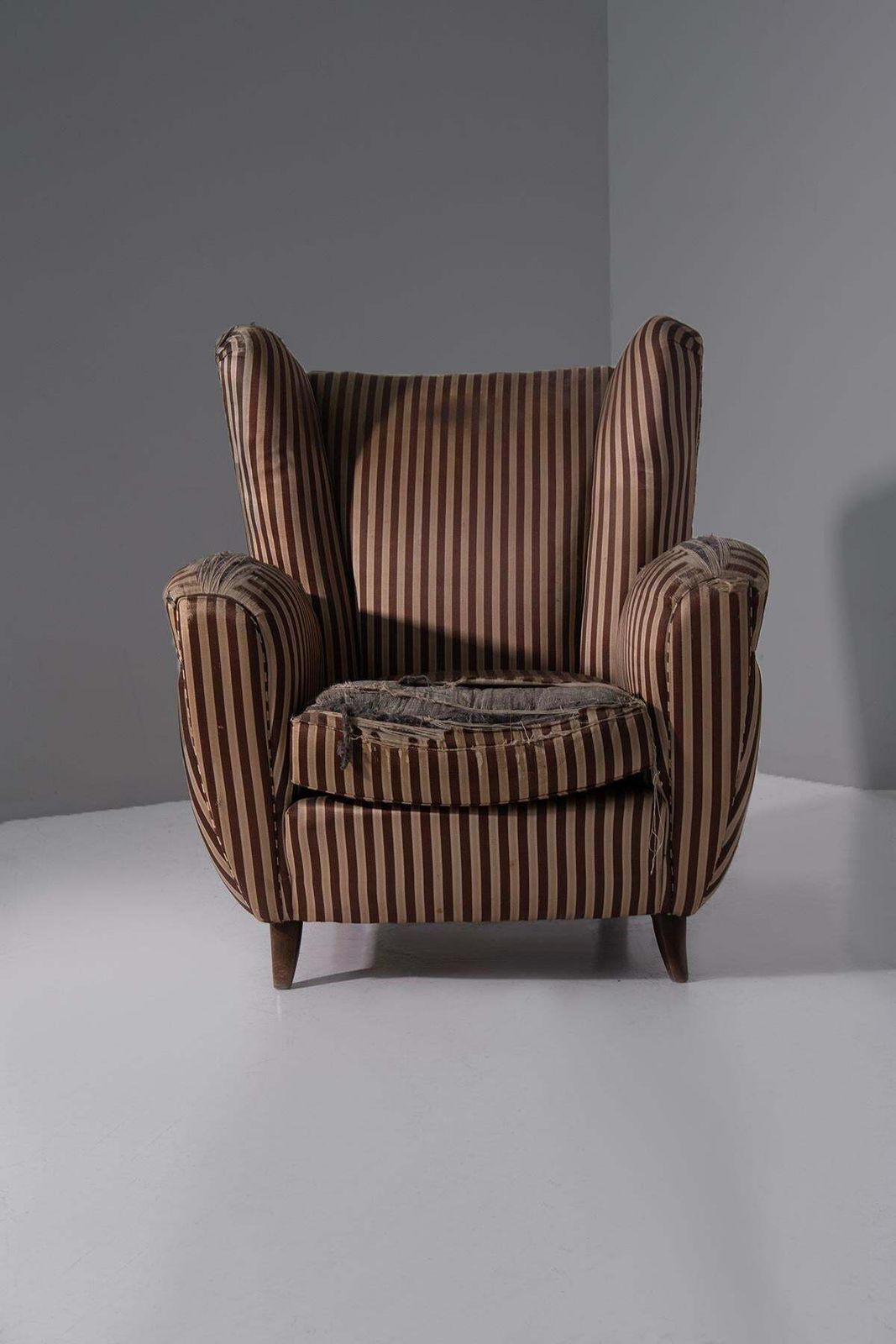 photo furniture Osvaldo Borsani Rare Armchairs In Orignal Condition In Silk