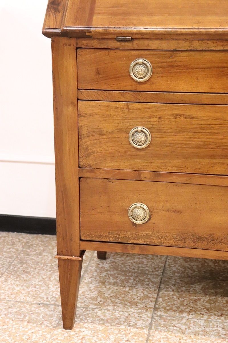 Furniture Antique Chest Of Drawers In Walnut, 1700s photo