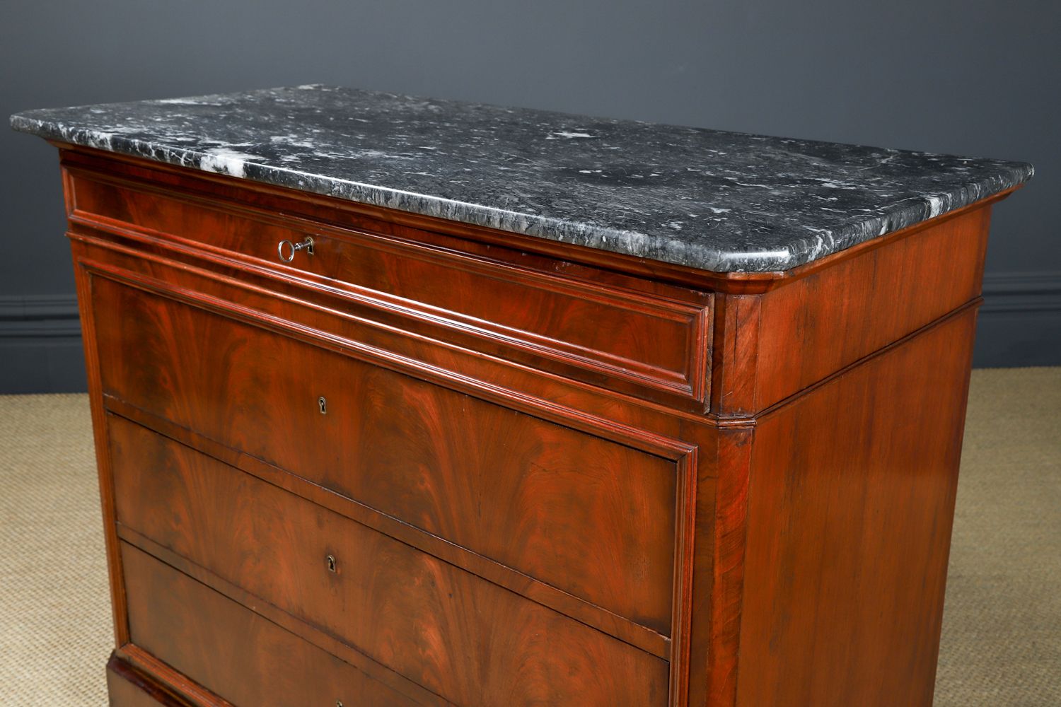 photo vintage French Louis Philippe Biedermeier Flame Mahogany & Marble Bedroom Chest Of Drawers / Commode (Circa 1850)