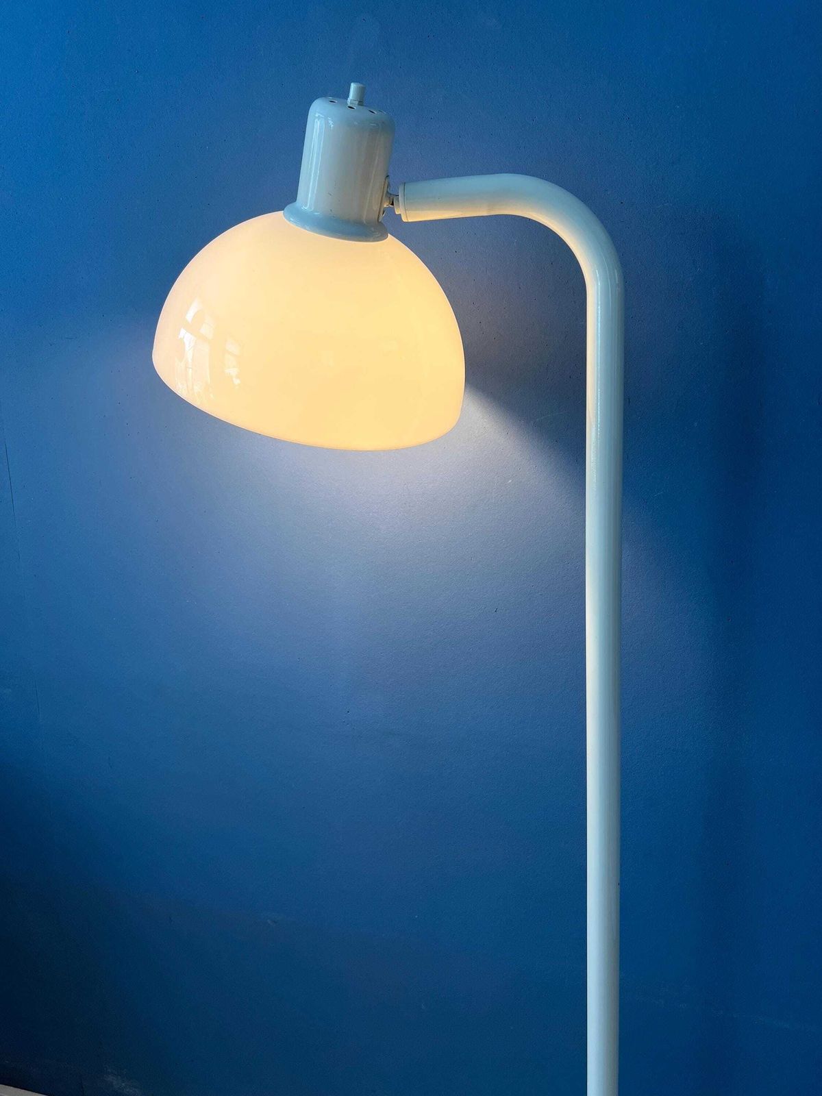 Witte Metalen Vintage Vloerlamp Met Acryl Kap photo Verlichting