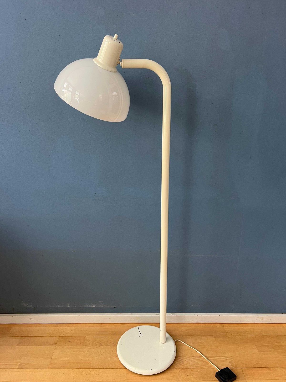 White Metal Vintage Floor Lamp With Acrylic Shade photo vinterior