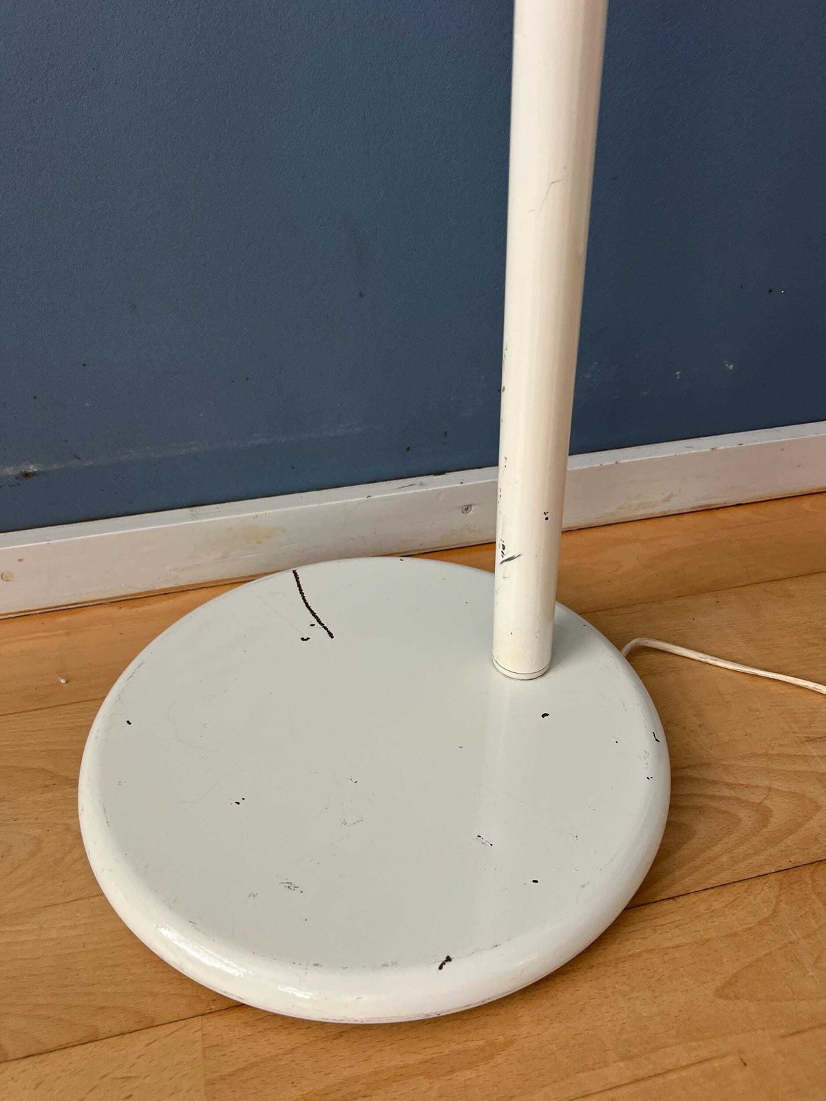 photo furniture White Metal Vintage Floor Lamp With Acrylic Shade