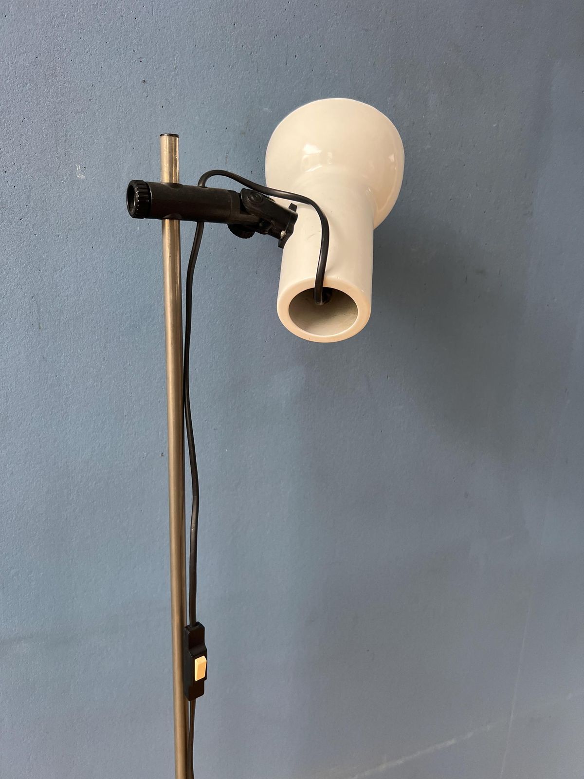 Kleine Witte Mid Century Vloerlamp photo vinterior