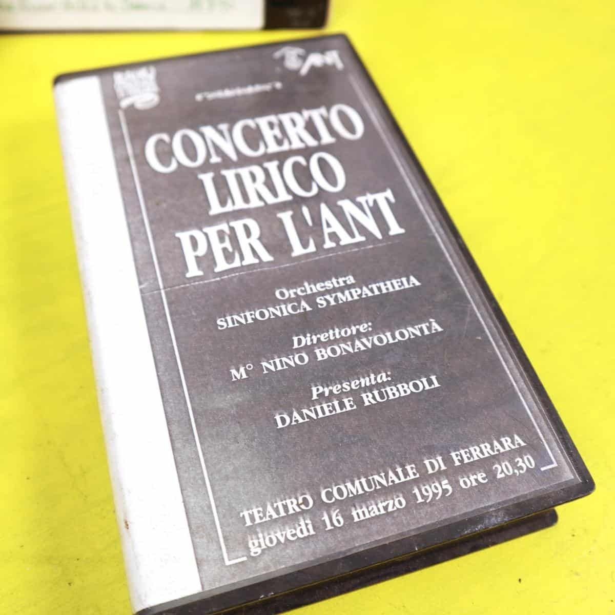 photo for sale Lot Van 54 Bespeelde Vhs Banden Met Opera  En Concertmuziek