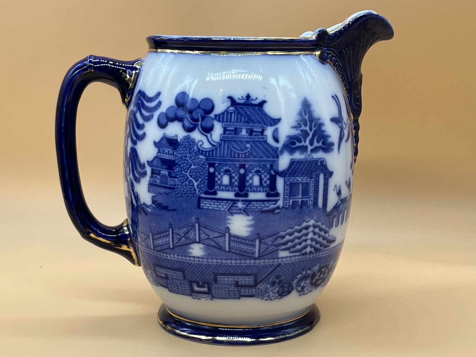 photo furniture Set Of 3 Antique Royal Doulton Pottery Flow Blue Willow Design Gold Trim Graduated Jugs. 2391. Heights 8", 7" & 6".