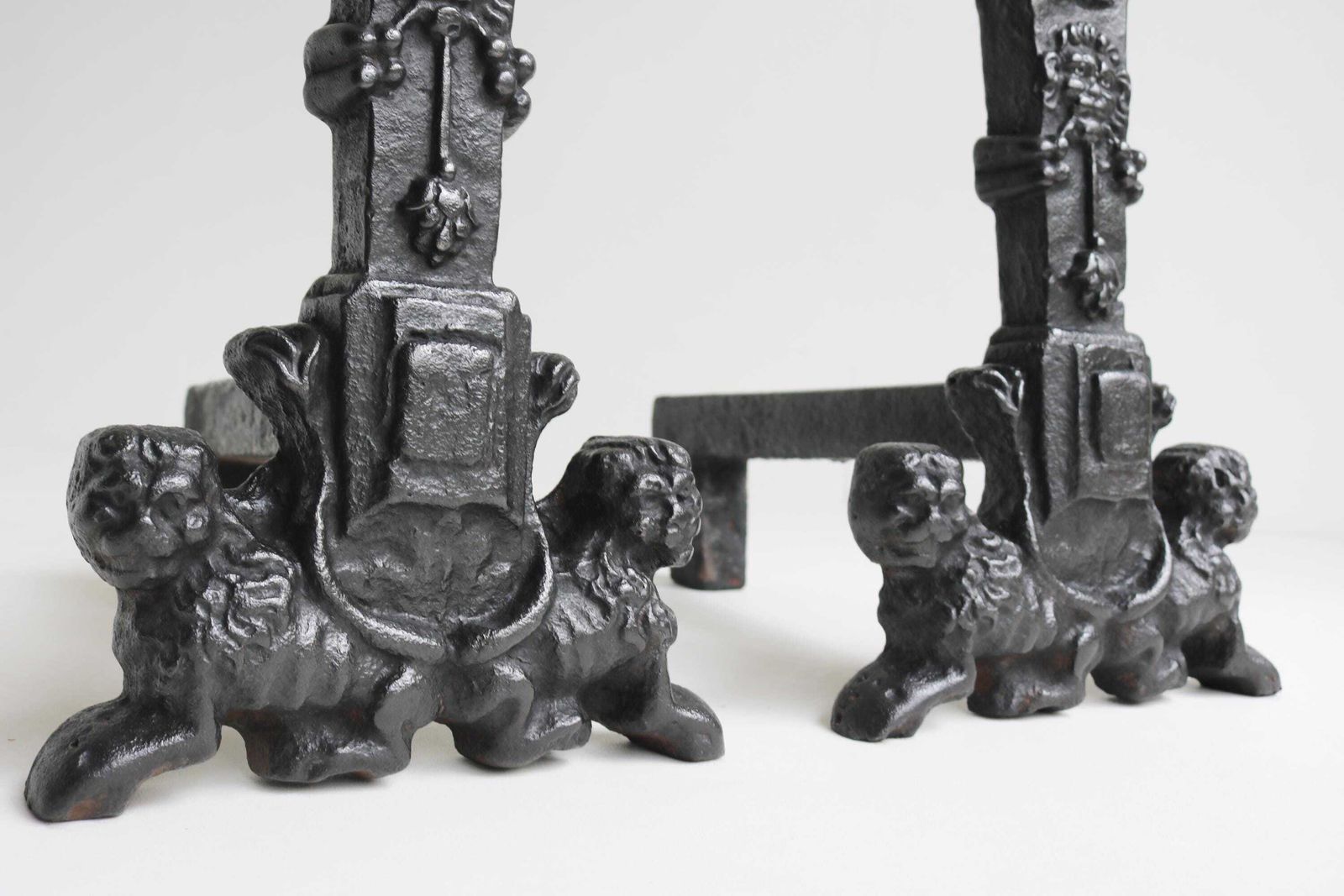 Hoge Antieke Gietijzeren Vuurböcken Met Leeuwen En Vrouwenfiguren – Zwaar 19e Eeuws Paar photo 1724.0
