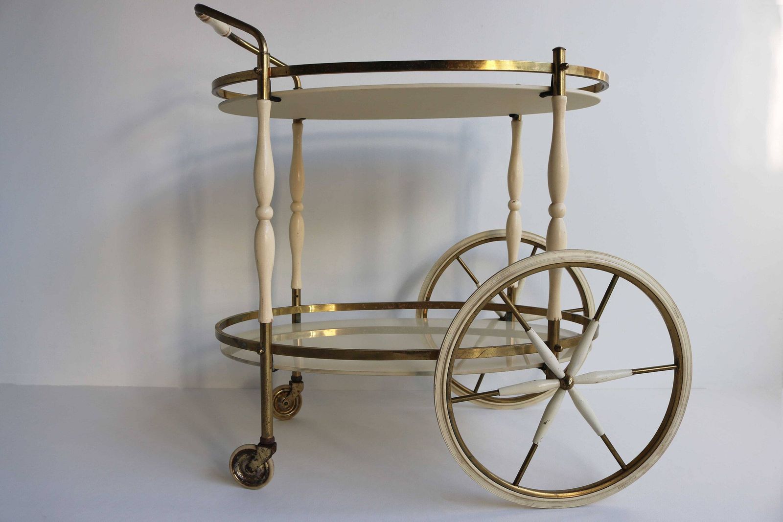 Hollywood Regency Shabby Chic Crème Lak Goud Ovaal Mid Century Trouwfeest Barkar Neoklassiek Serveertafel Trolley Messing Glas Thee Jaren 1960 photo Meubels