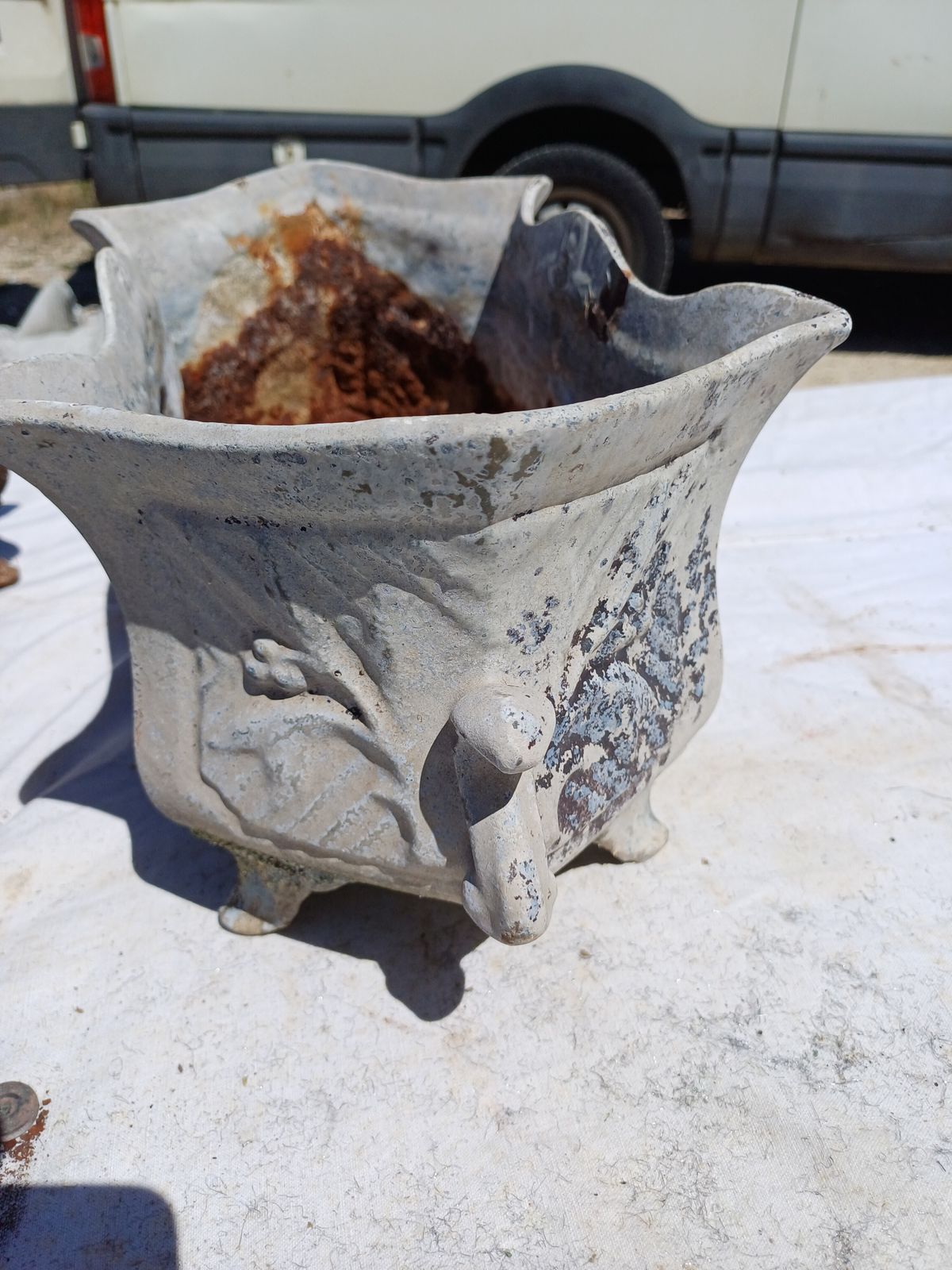 Pair Of 1900 Cast Iron Planters From Charleville Mézières In Rocaille Style photo vinterior