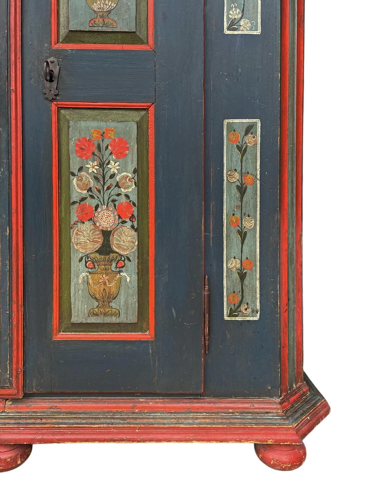 1825 Blue Floral Painted Cupboard photo vinterior