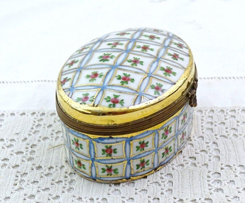 Grote Vintage Franse Handgeschilderde Ovale Porseleinen Pillendoos Met Goud En Roze Rozenpatroon, Limoges Verzamelobject photo for sale