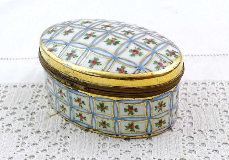 Grote Vintage Franse Handgeschilderde Ovale Porseleinen Pillendoos Met Goud En Roze Rozenpatroon, Limoges Verzamelobject photo Woonaccessoires