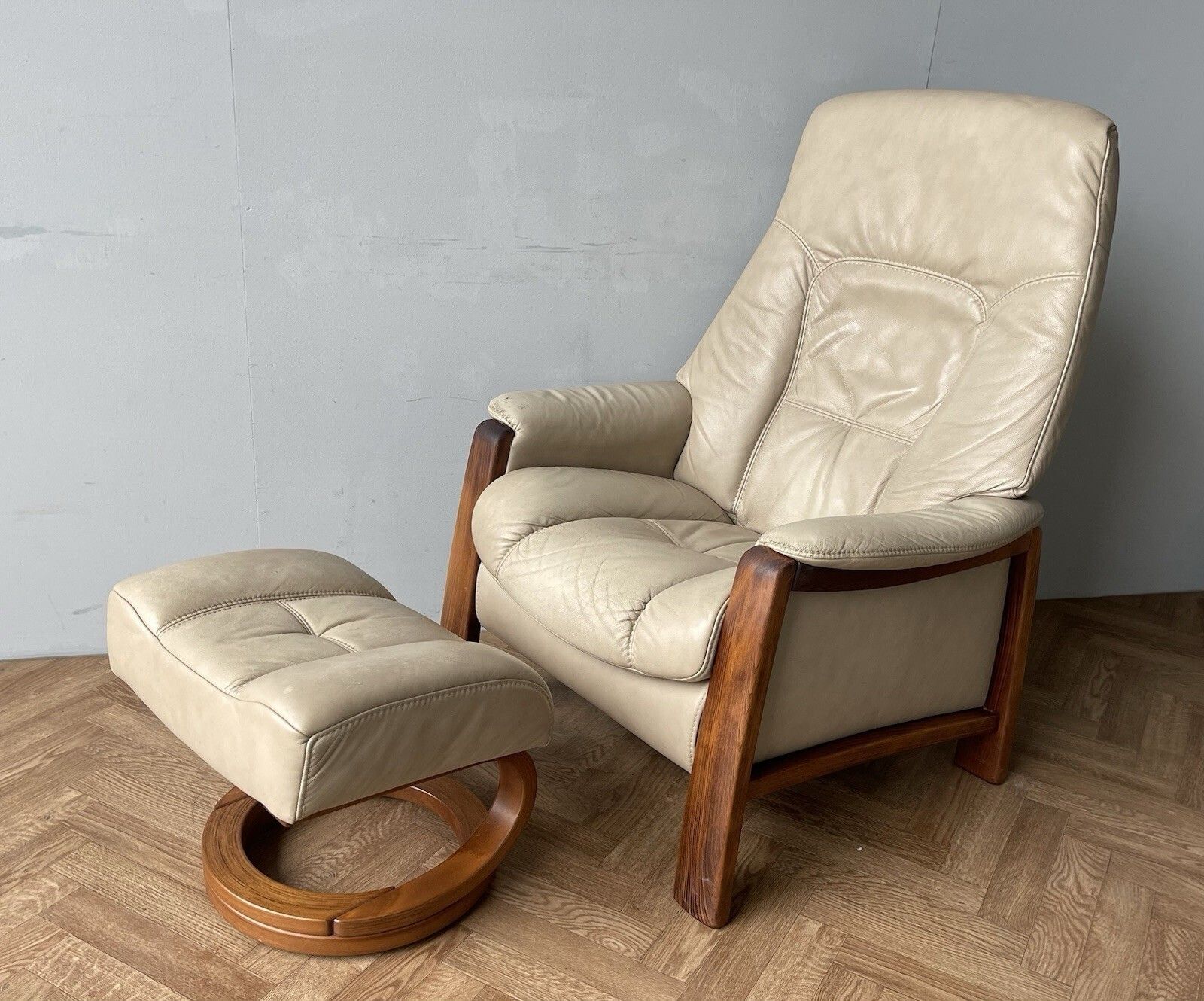 Himolla Themse Reclining Leather & Wooden Armchair With Footstool photo furniture