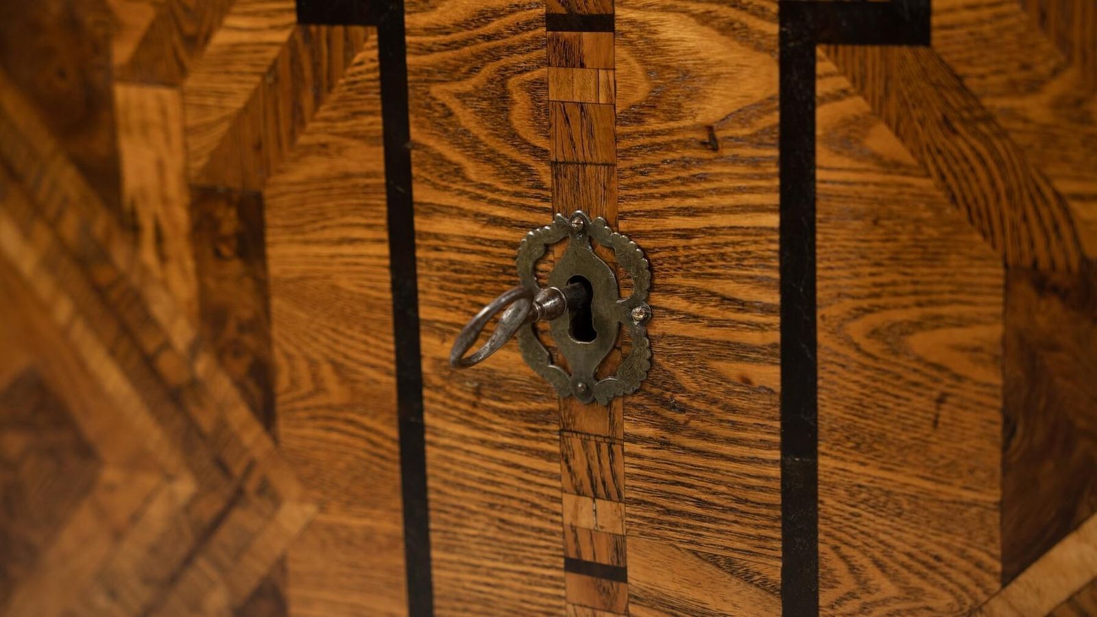 Late 18th Century Chest, Veneered With Walnut And Austrian Ash photo vintage