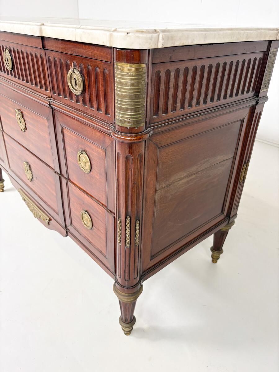 Late 18th Century Louis XVI Chest Of Drawers, Mahogany Veneer photo vinterior