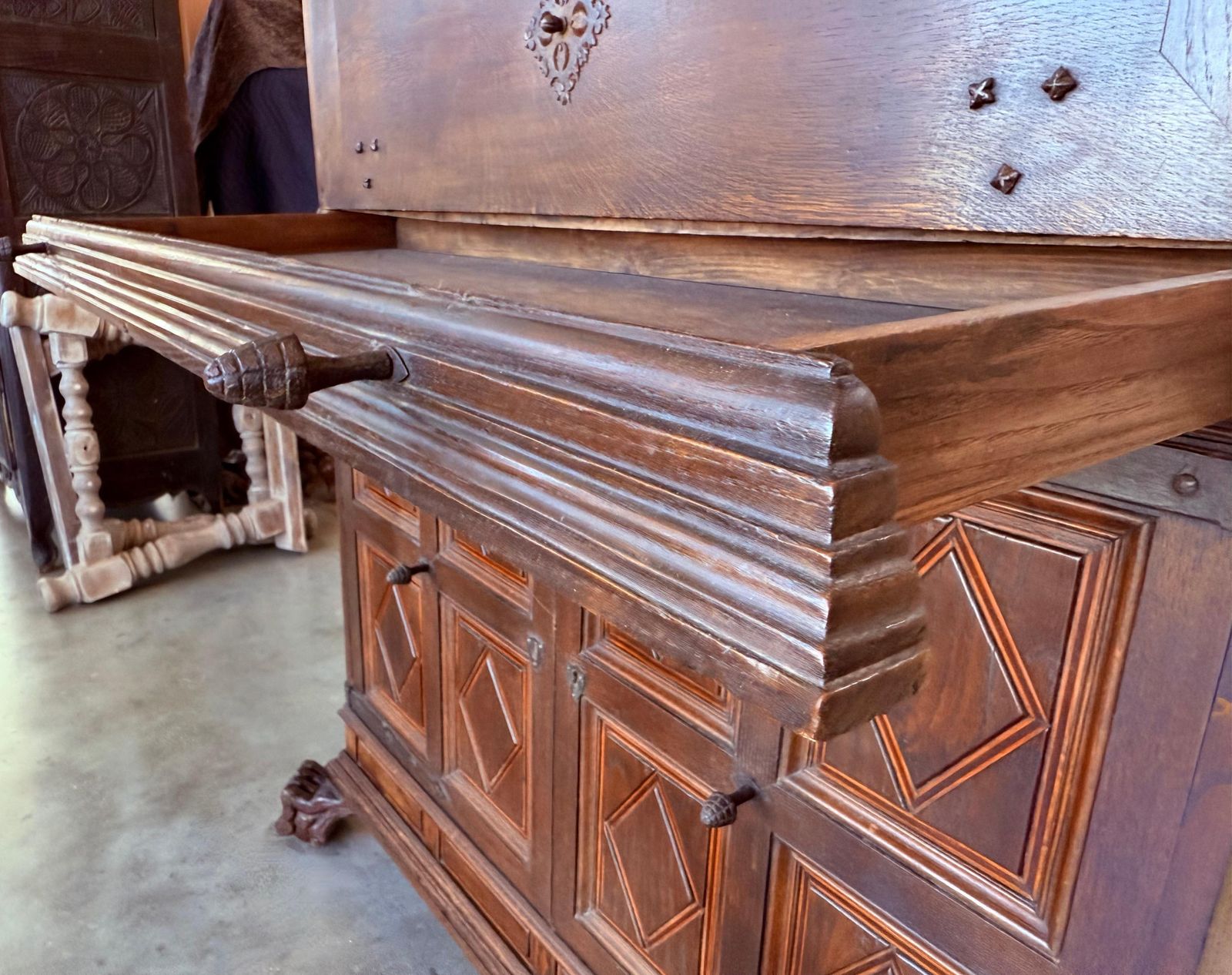 11394.0 Cabinet espagnol sur piédestal ou bargueño en noyer massif, XIXe siècle, bureau photo