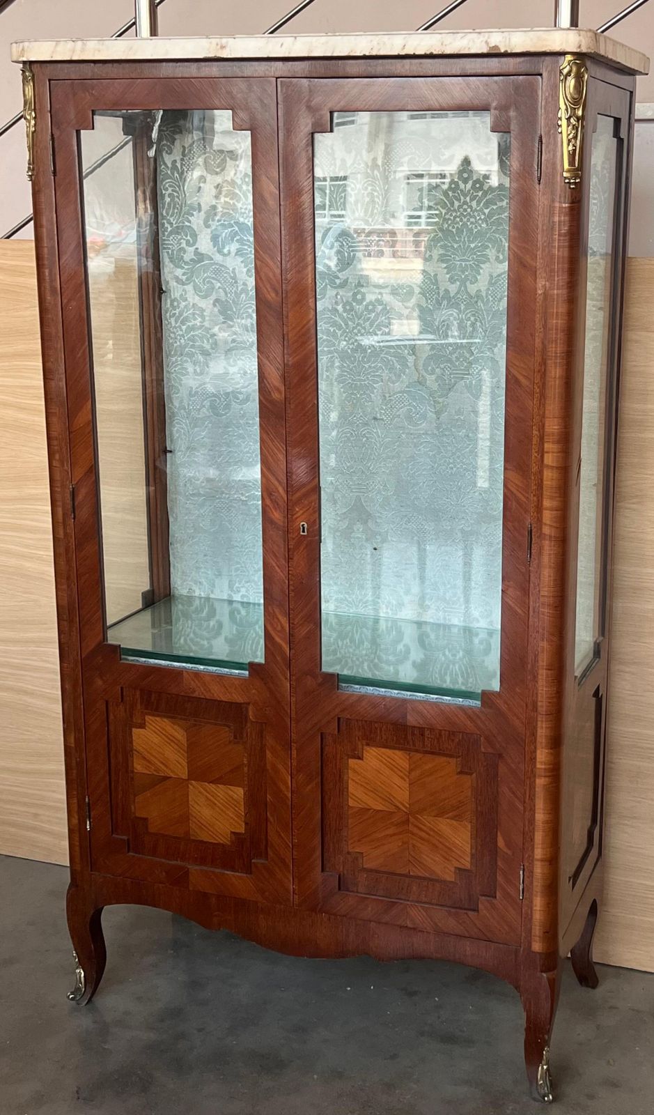 Vitrine de style Louis XVI en noyer avec marqueterie géométrique photo for sale