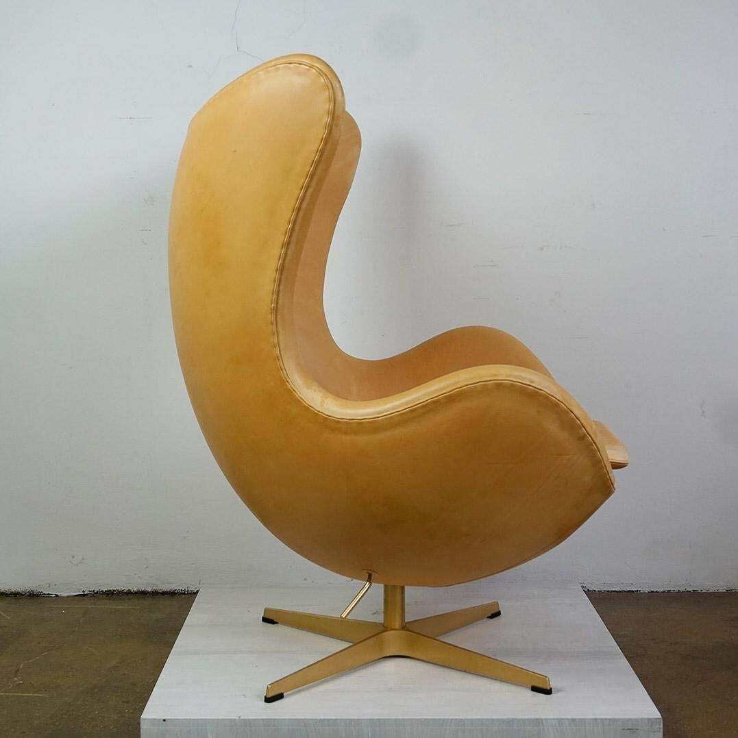photo furniture Leather Egg Chair By Arne Jacobsen For Fritz Hansen Limited Anniversary Edition