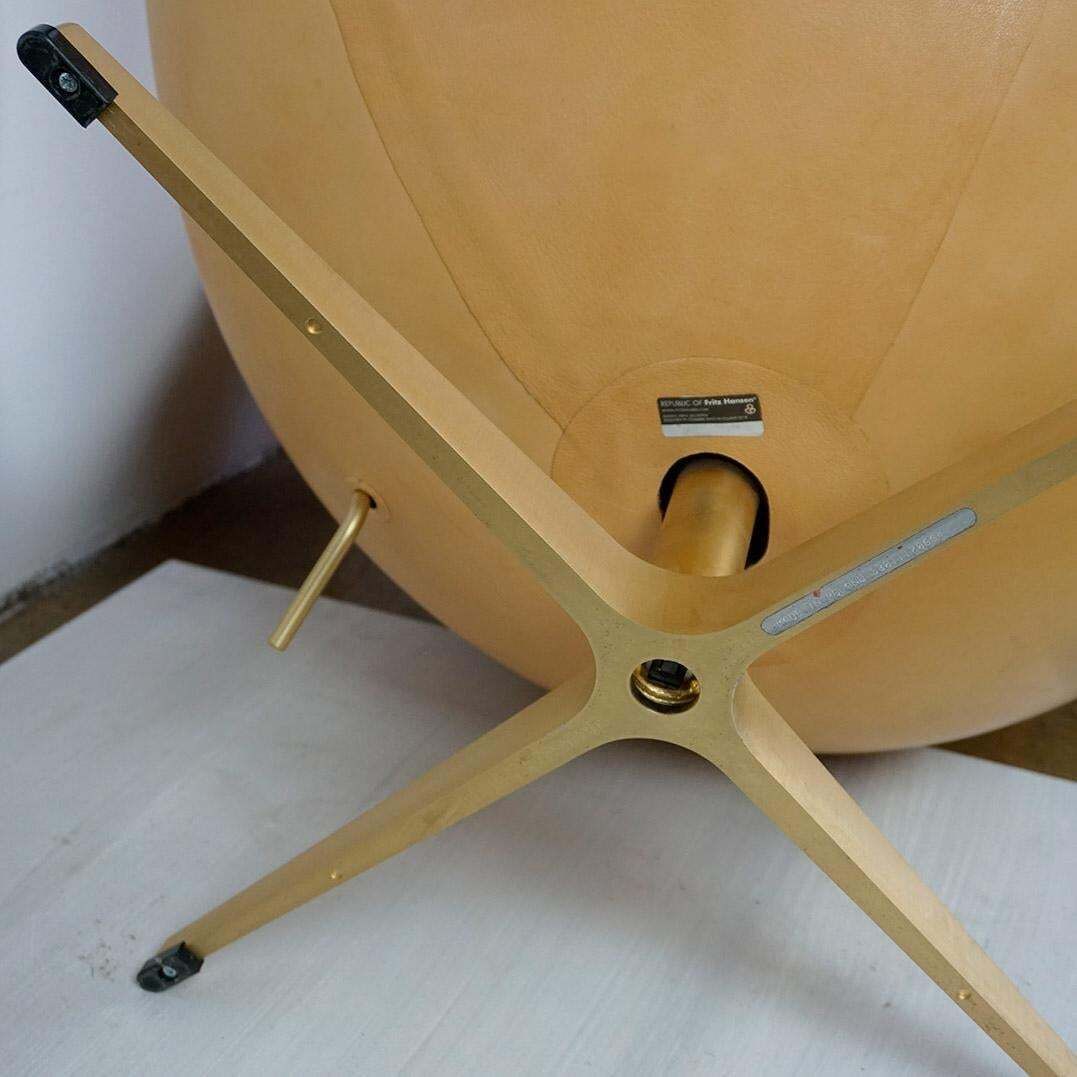 photo vintage Leather Egg Chair By Arne Jacobsen For Fritz Hansen Limited Anniversary Edition
