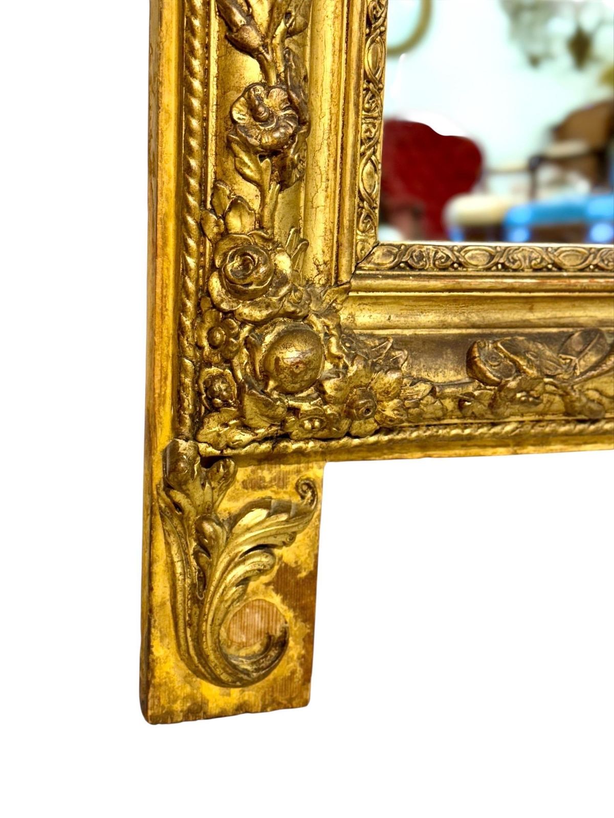 photo vinterior 19th Century Louis XVI Giltwood Console Mirror With Carved Details