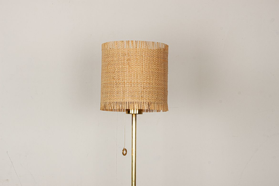 photo buy Lampadaire suédois en laiton, socle en fonte, modèle G 019 par Bergboms, 1960.