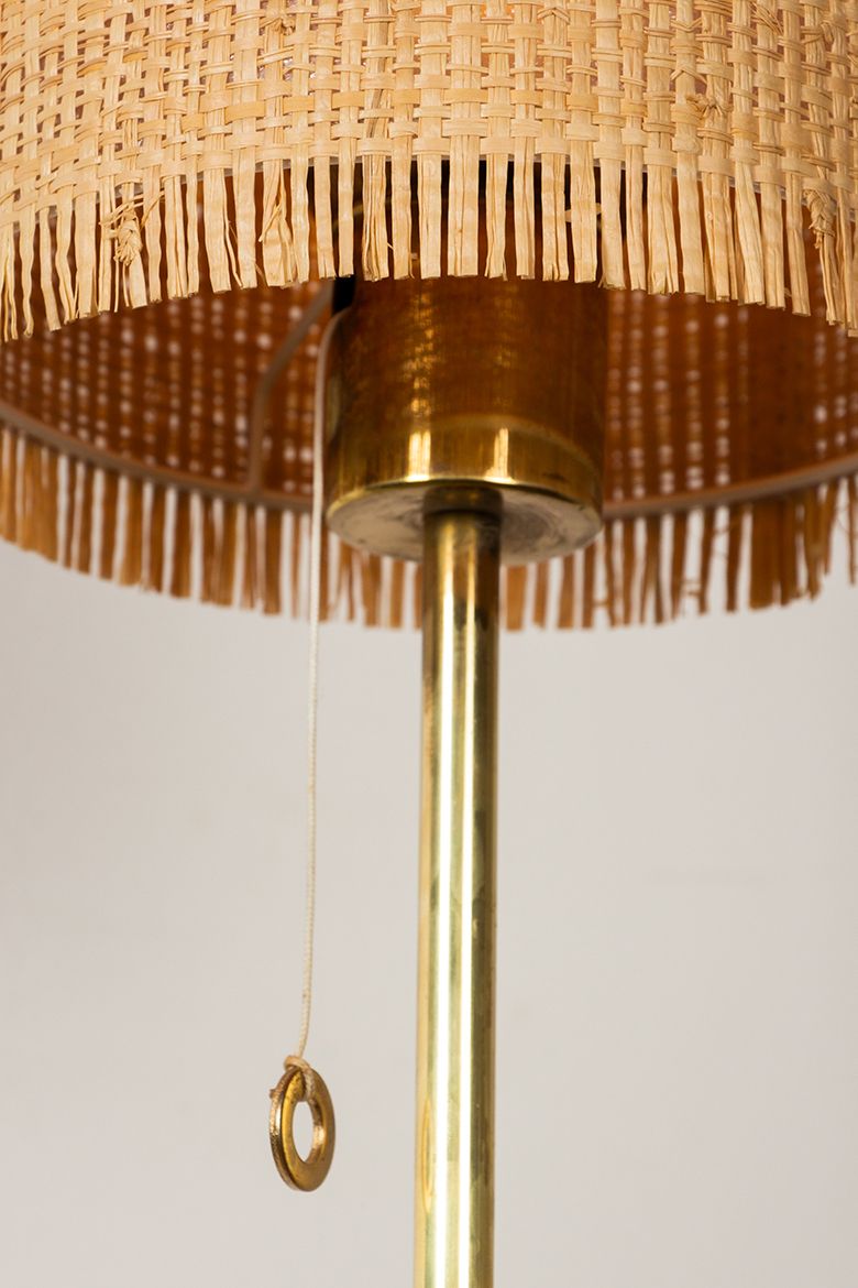 photo vintage Lampadaire suédois en laiton, socle en fonte, modèle G 019 par Bergboms, 1960.