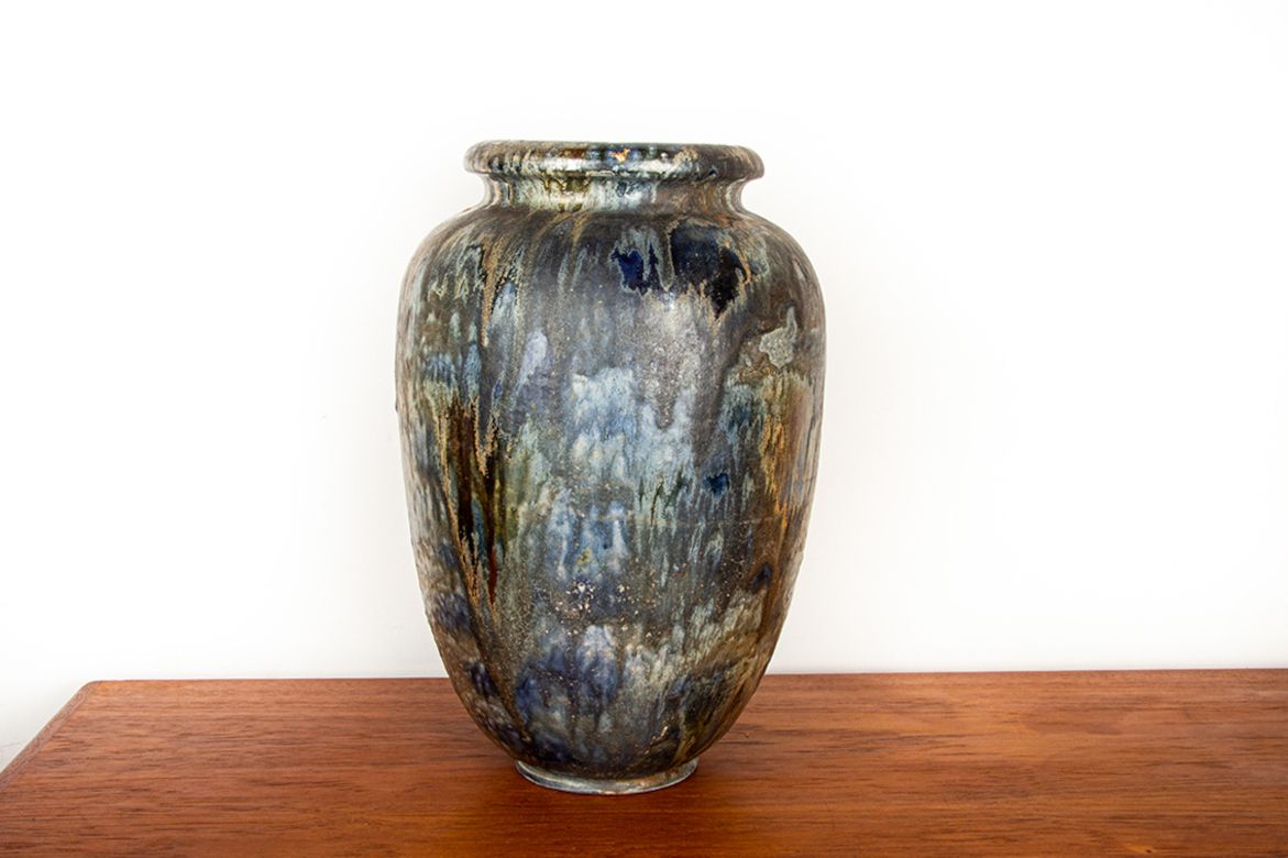 Grand vase Art déco en grès émaillé irisé bleu, par Roger Guérin, années 1930.