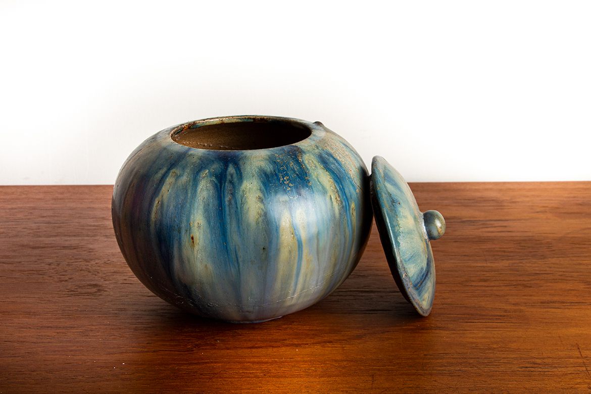 Pot en grès émaillé bleu, Art déco, par Roger Guérin, années 1930. photo furniture