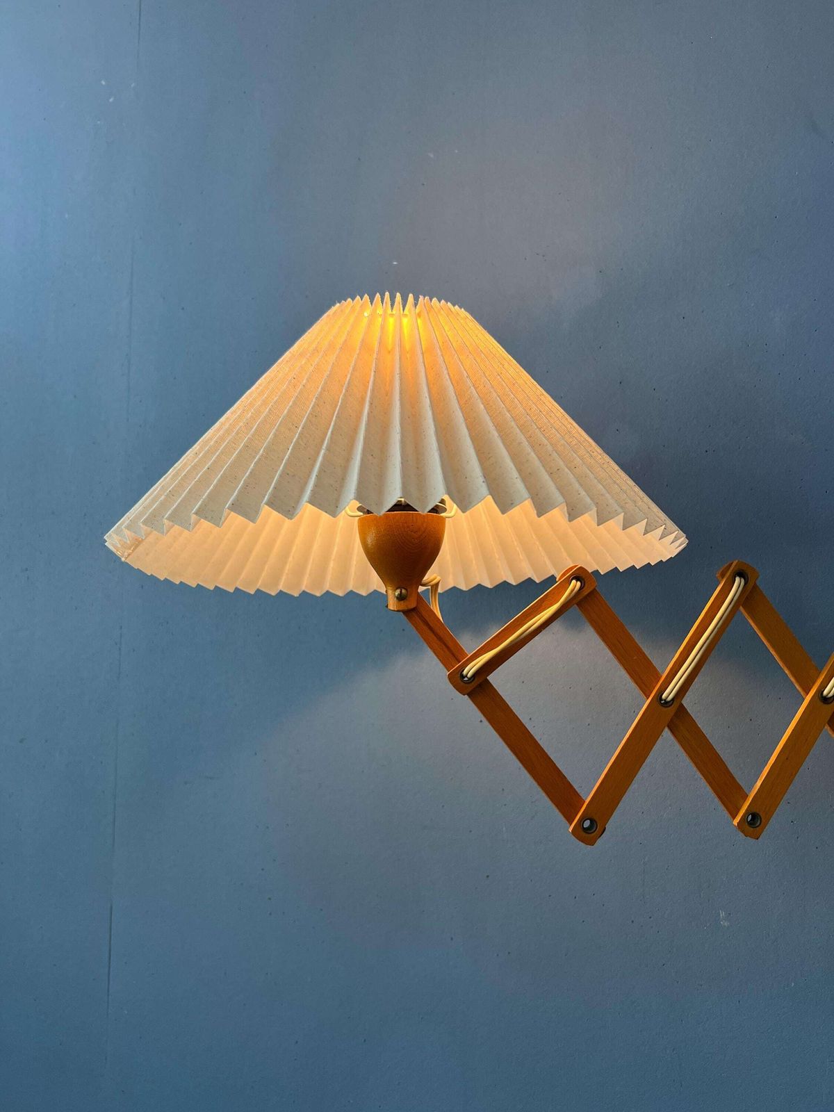 Vintage Houten Schaarlamp Met Geplooide Kap photo for sale