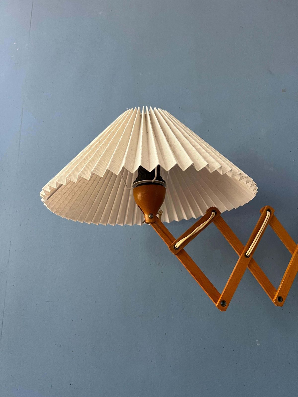 Vintage Houten Schaarlamp Met Geplooide Kap photo buy