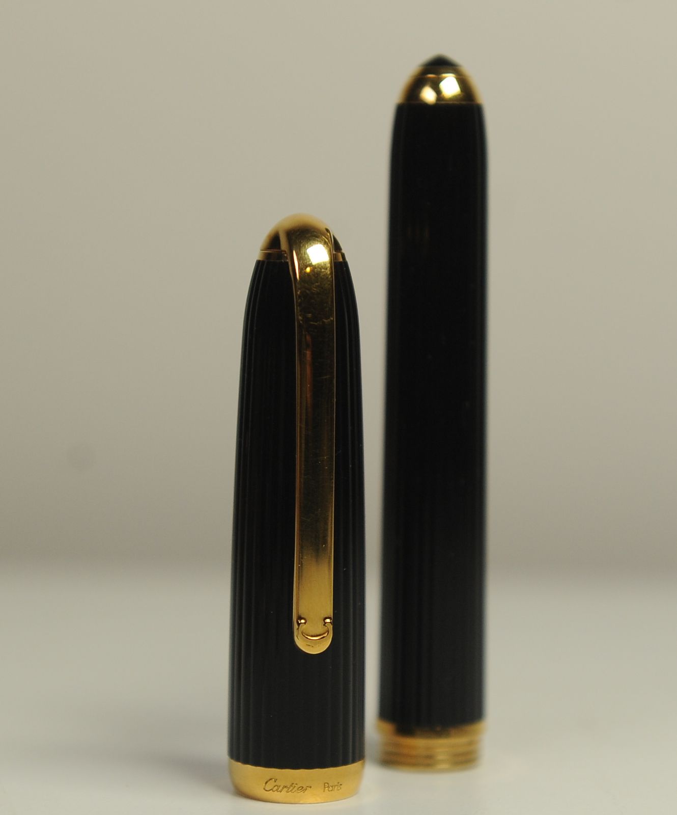 Cartier 18ct Gold Nib Louis Black Godron Ribbed Fountain Pen With Cartier Box, Finished With An Onyx Cabochon photo vinterior