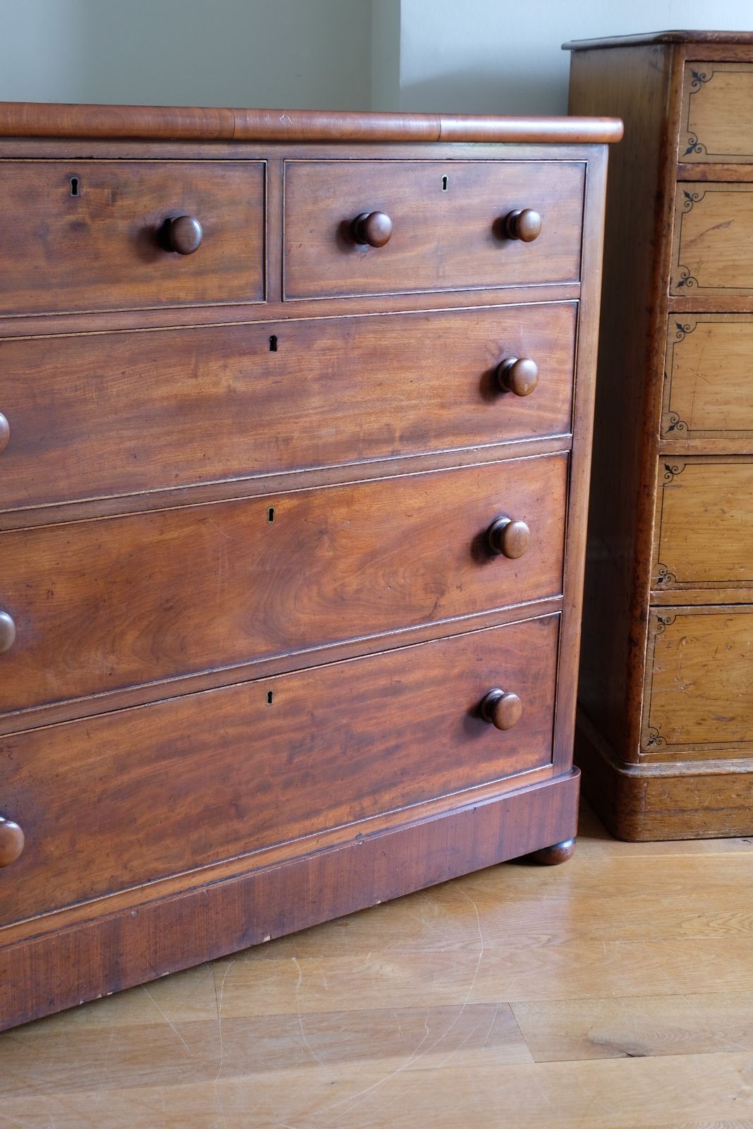 photo vintage Antique Mahogany Chest Of Drawers – 2 Small Over 3 Large