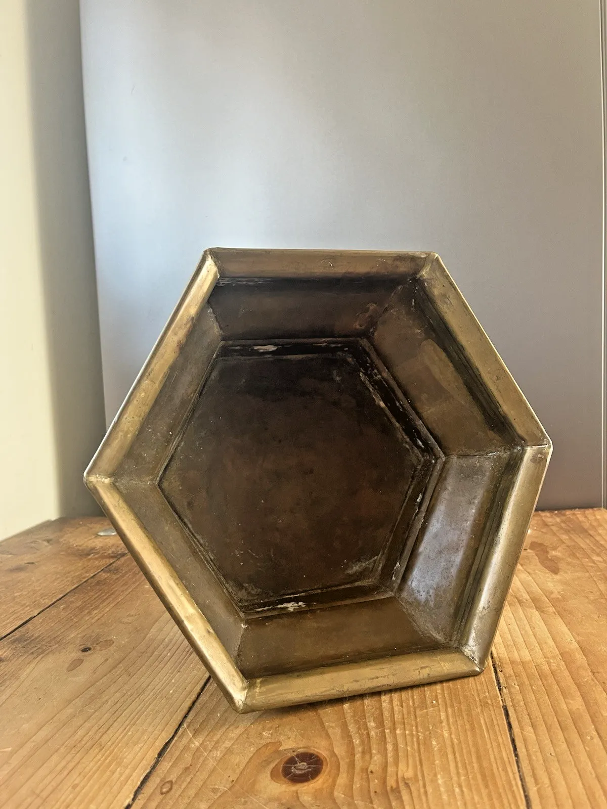 photo vintage Art Deco Style Hexagonal Stepped Brass Planter Plant Cache Pot Antique Vintage