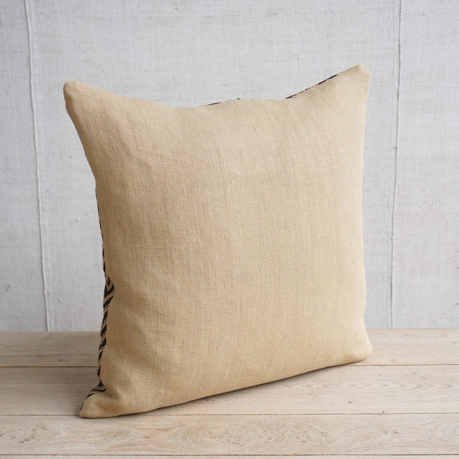 Handmade Kuba Cushion photo vinterior