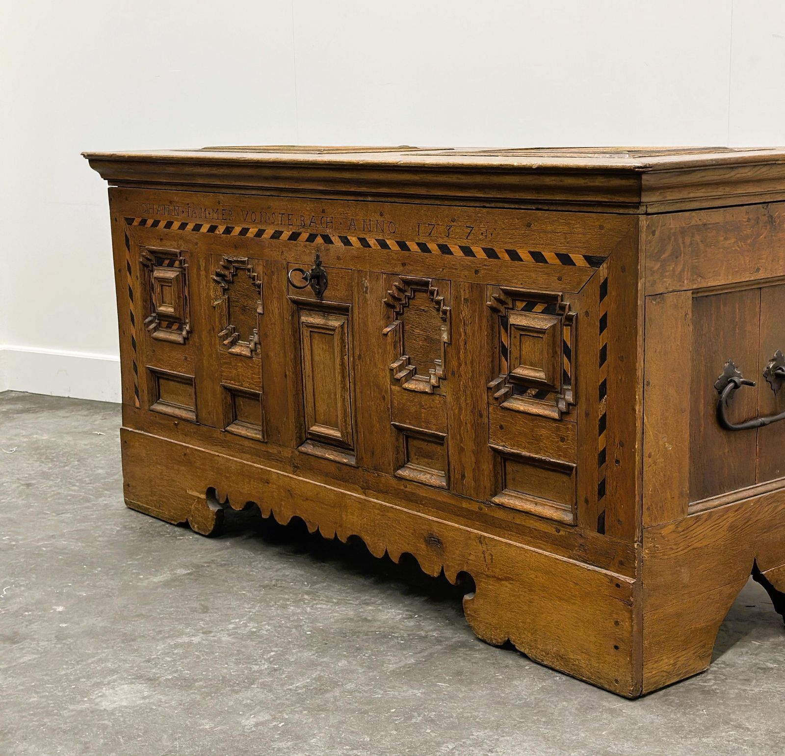 Uitzonderlijke Duitse Barokke Reiskoffer Uit De 18e Eeuw – Gedateerd 1737 – Met Ebbenhout Inlegwerk & Bijbehorende Sleutel photo for sale