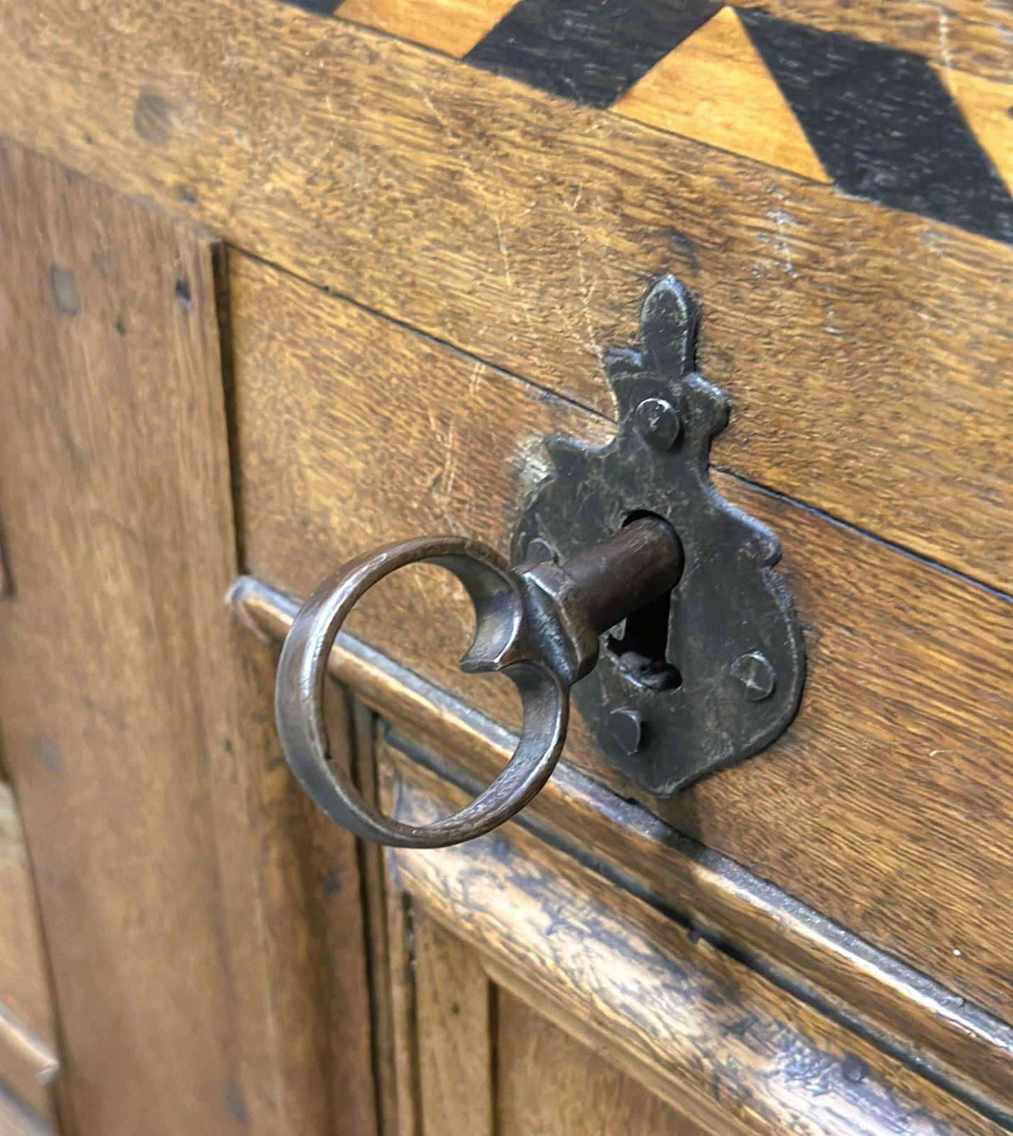 Uitzonderlijke Duitse Barokke Reiskoffer Uit De 18e Eeuw – Gedateerd 1737 – Met Ebbenhout Inlegwerk & Bijbehorende Sleutel photo vinterior