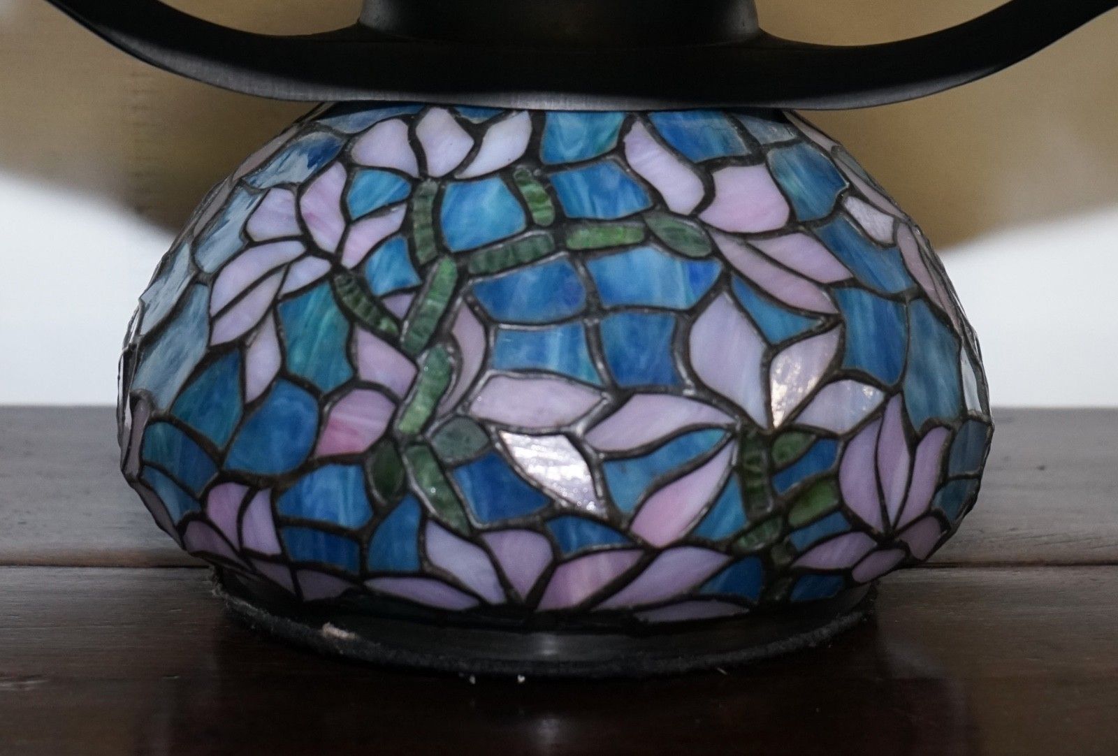 photo furniture Tiffany Style Stained Glass Art Nouveau Floral Design With Illuminated Base Lamp