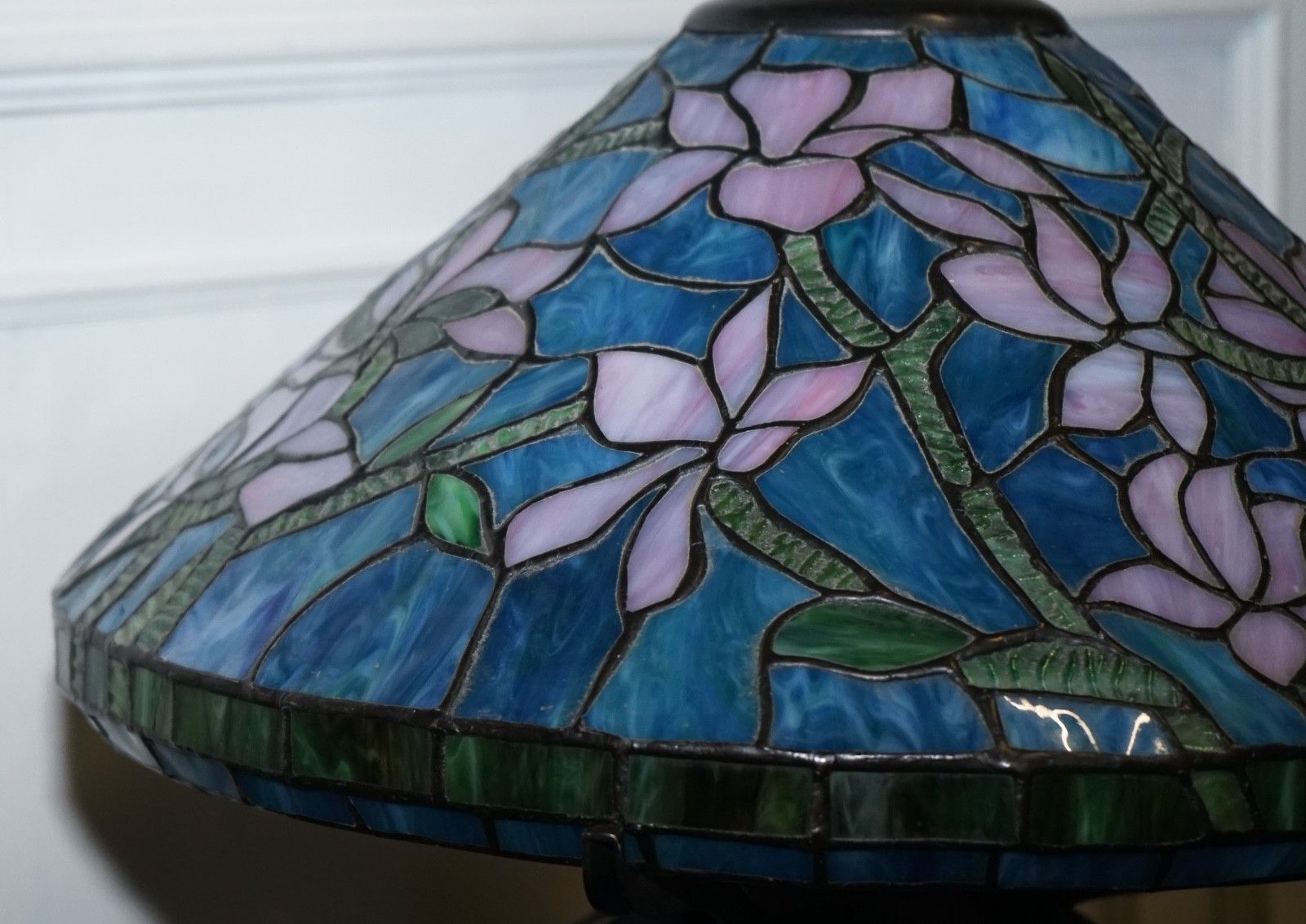 Lighting Tiffany Style Stained Glass Art Nouveau Floral Design With Illuminated Base Lamp photo