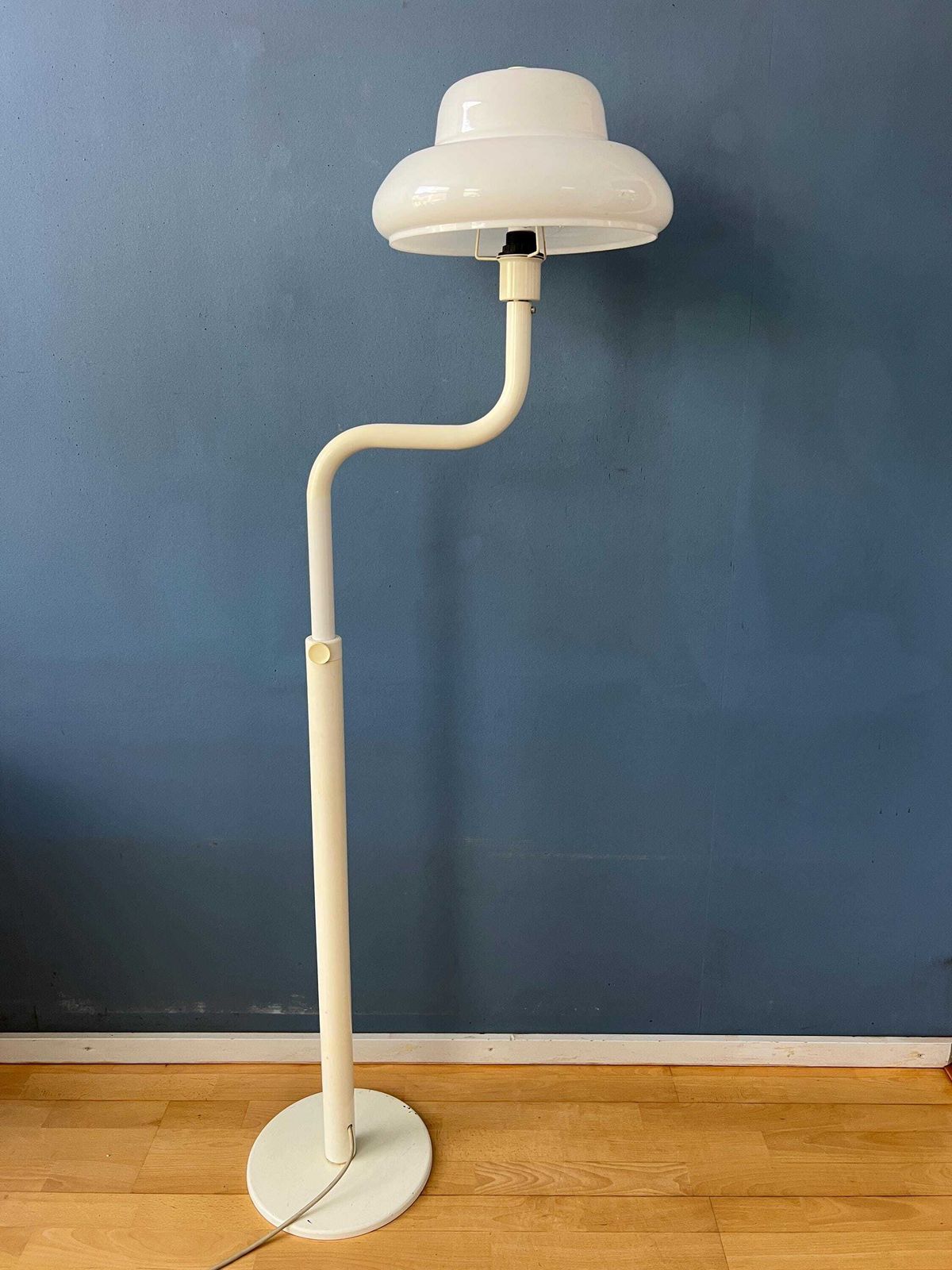 Mid Century Mushroom Floor Lamp With White Plexiglass Shade photo vinterior