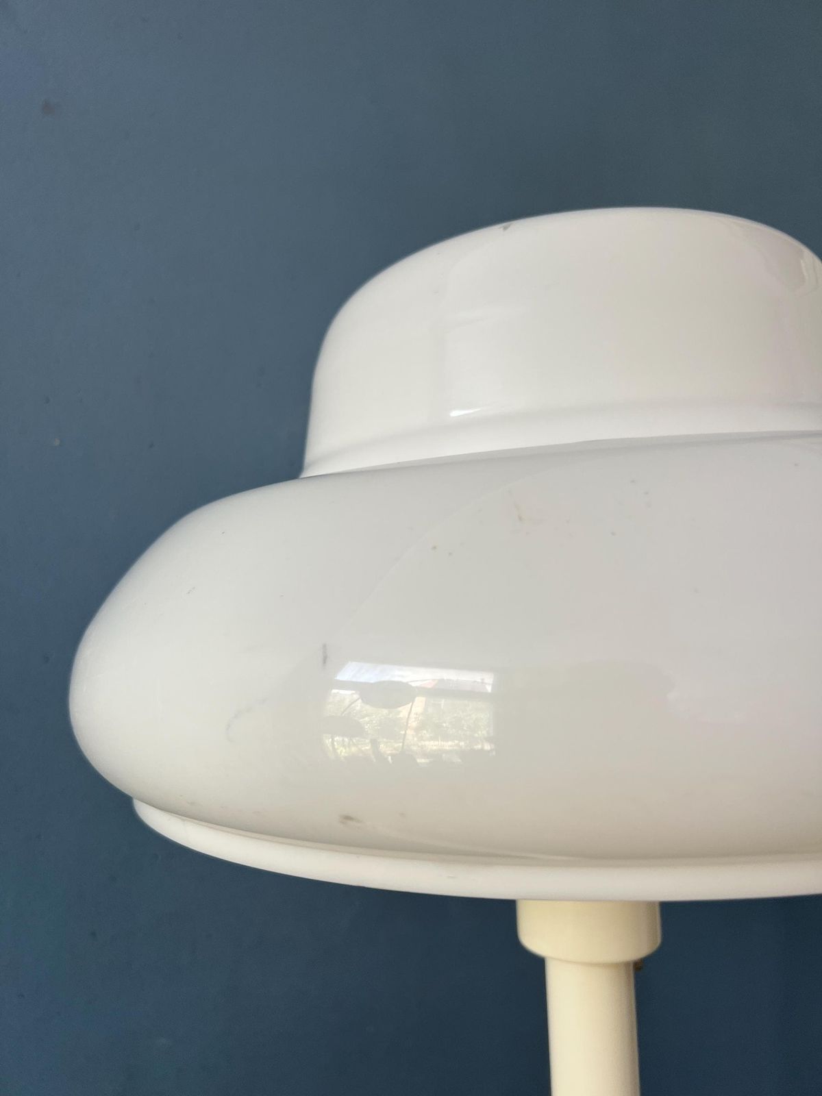 photo furniture Mid Century Mushroom Vloerlamp Met Witte Plexiglazen Kap