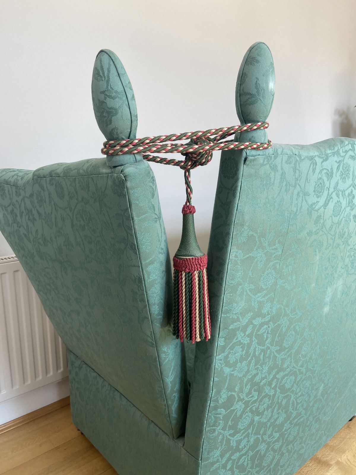 photo vintage Victorian Knole Sofa Reupholstered Traditionally In Floral Damask (Horsehair Stuffing)