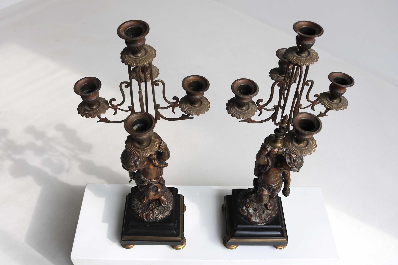 Antiek Spelter Cherub Kandelaberpaar Met Bronzen Afwerking, Rococo Stijl, Franse Putti Kandelaars 1880–1910 Belle époque photo vinterior