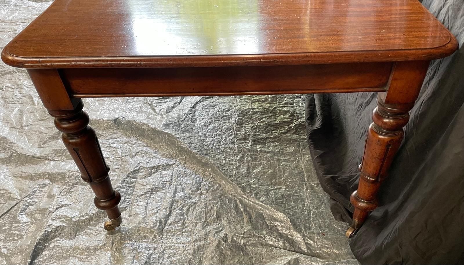 photo vintage Victorian Mahogany Extending Dining Table By W. Priest, London – Seats Up To 12