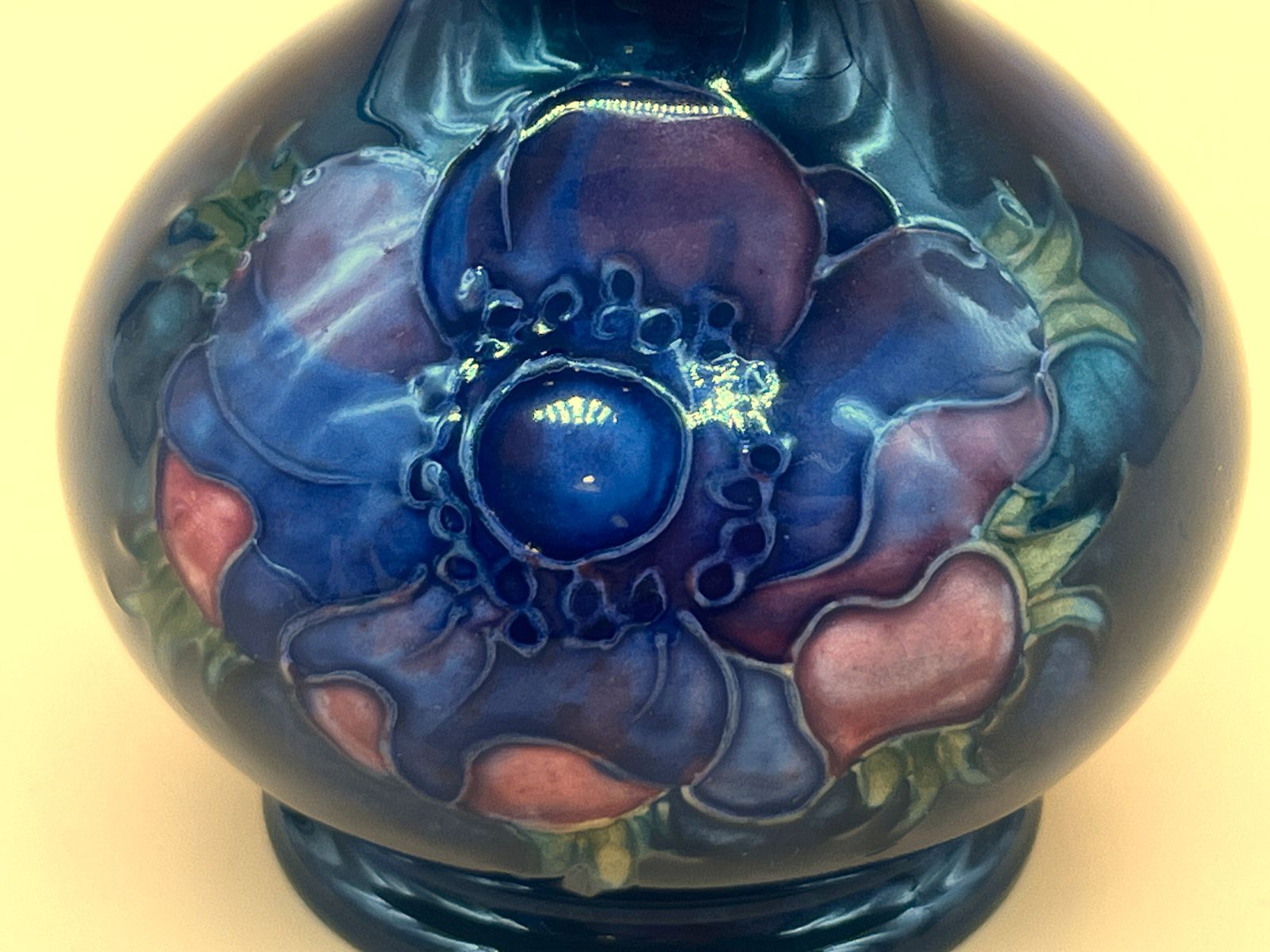 1930's Wm Moorcroft Pottery, Potter To Hm Queen Stamp On Base Anemone Design Vase. photo vinterior