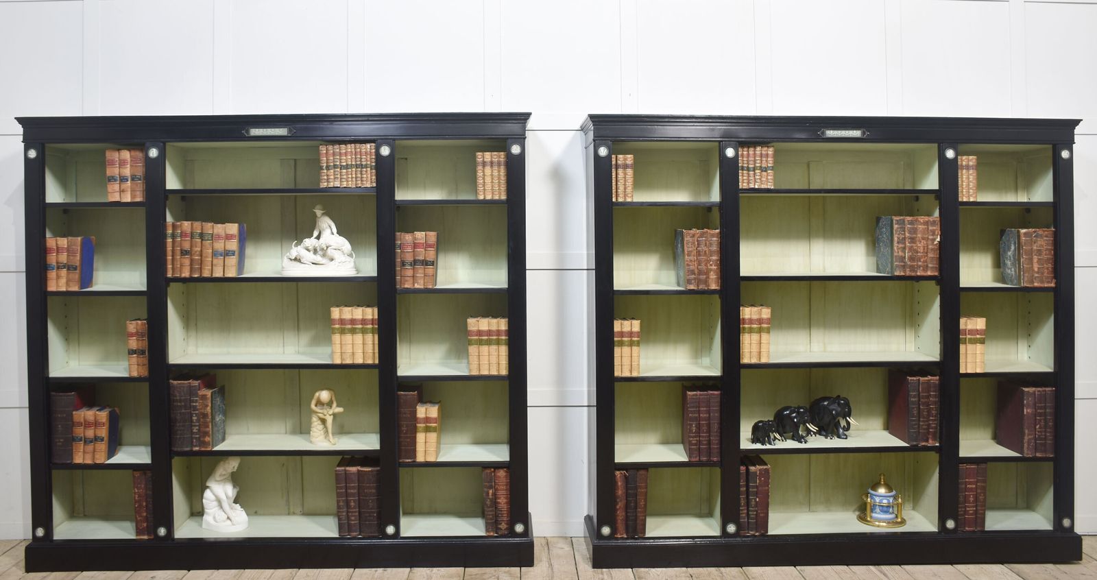 photo vinterior Pair Of Ebonised Wedgwood Open Bookcases