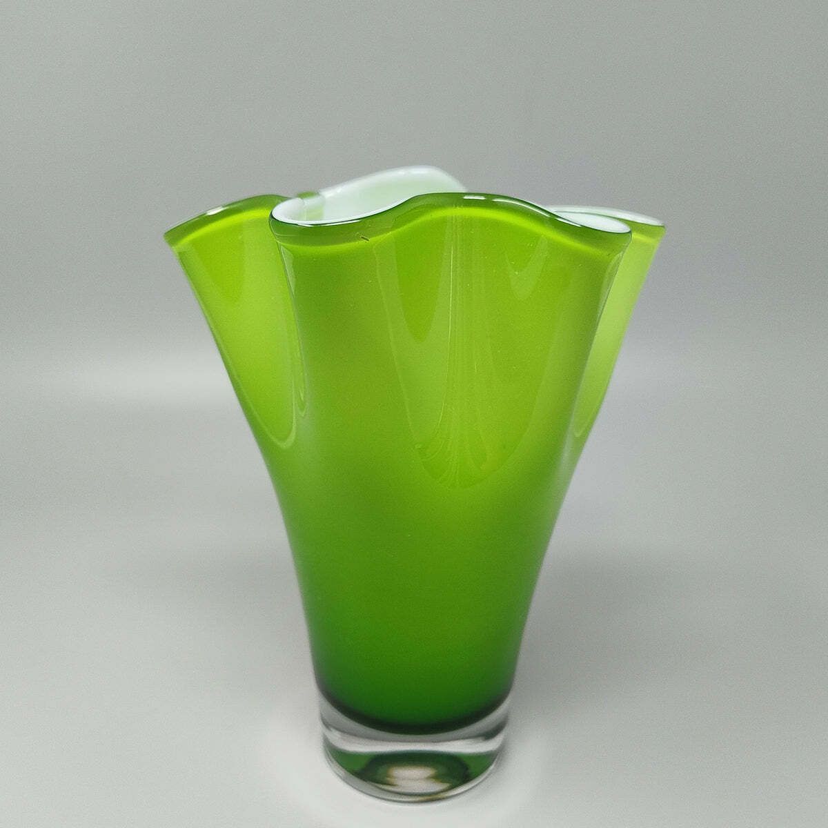 1960s Astonishing Green Vase "Fazzoletto" By Ca' Dei Vetrai In Murano Glass. Made In Italy photo vinterior
