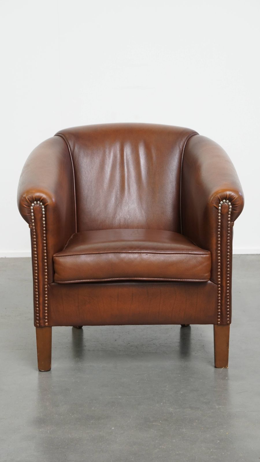 Stijlvolle En Tijdloze Bruine Koeienhuid Club Fauteuil In Engelse Stijl Met Luxe Afwerking photo furniture