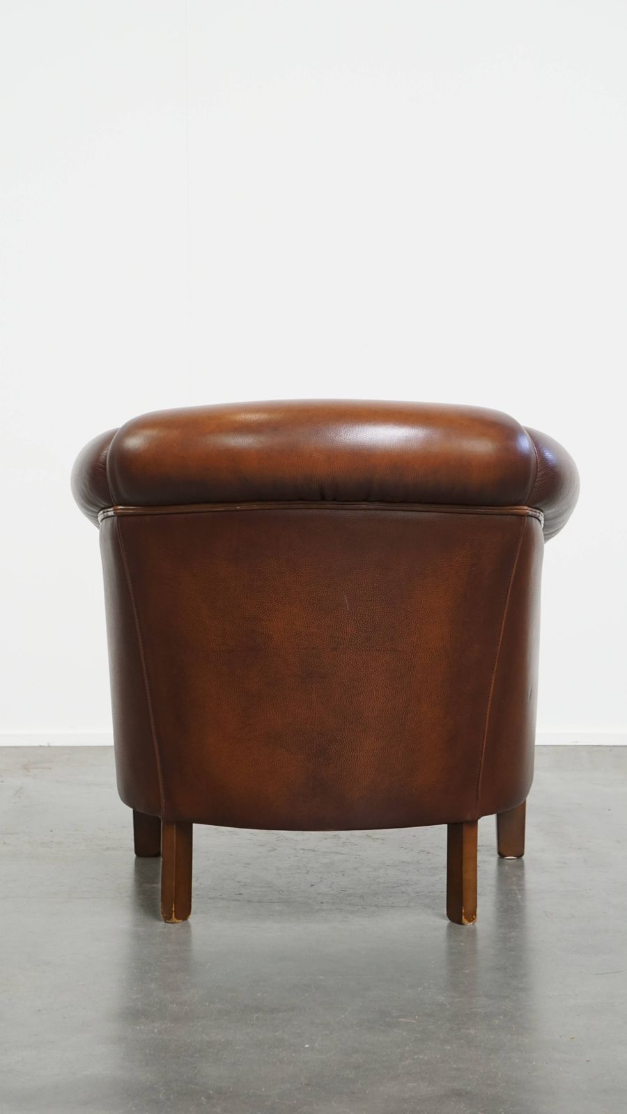 Stijlvolle En Tijdloze Bruine Koeienhuid Club Fauteuil In Engelse Stijl Met Luxe Afwerking photo Meubels