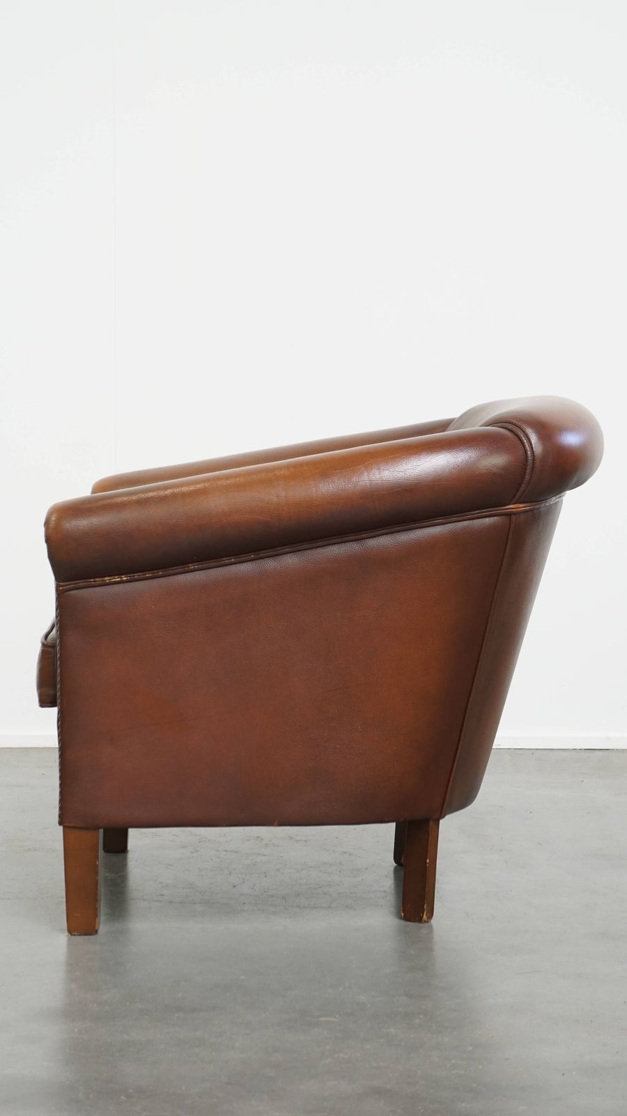 Stijlvolle En Tijdloze Bruine Koeienhuid Club Fauteuil In Engelse Stijl Met Luxe Afwerking photo 834.0