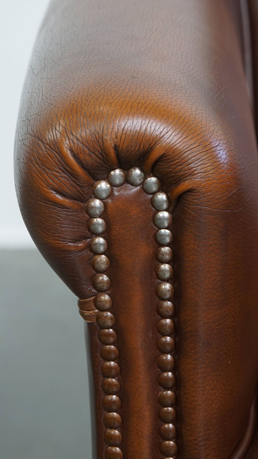 Stijlvolle En Tijdloze Bruine Koeienhuid Club Fauteuil In Engelse Stijl Met Luxe Afwerking photo vintage